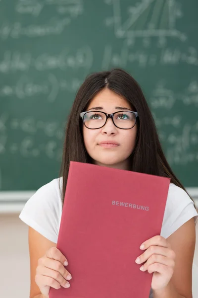 Inquiète jeune étudiante en classe — Photo