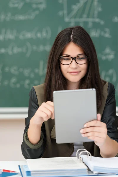 Jovem estudante usando um tablet na aula — Fotografia de Stock