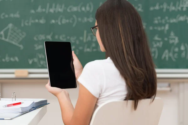 Mujer joven estudiando en clase usando una tableta — Foto de Stock