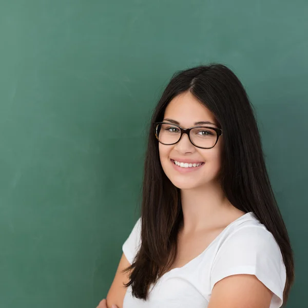 Porträt einer lächelnden jungen Frau mit Brille — Stockfoto