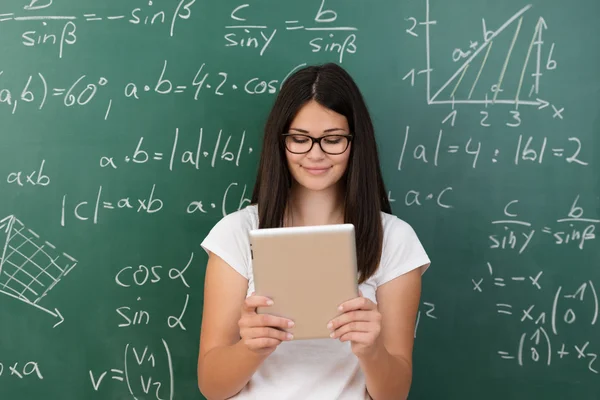 Giovane studente che legge un tablet in classe — Foto Stock