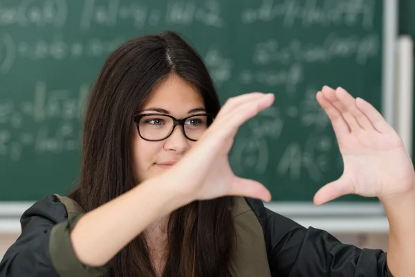 Giovane donna in classe che visualizza un progetto — Foto Stock