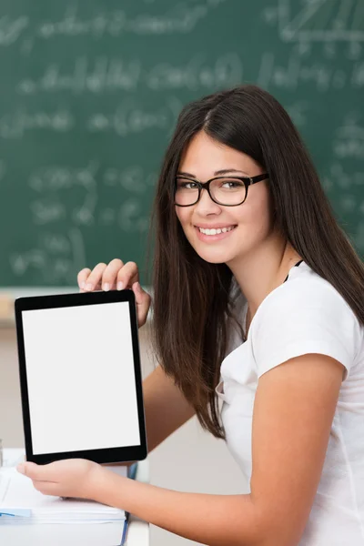 Jovem estudante universitário exibindo um tablet em branco — Fotografia de Stock