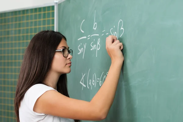 Νεαρός δάσκαλος ή μαθητής κάνει τα μαθηματικά — Φωτογραφία Αρχείου