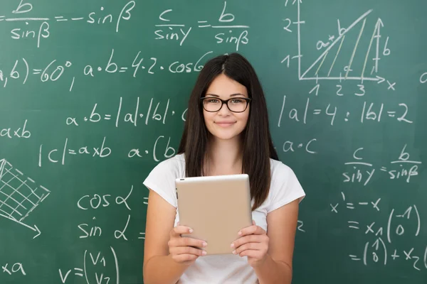 Clevere junge Studentin im Mathematikunterricht — Stockfoto