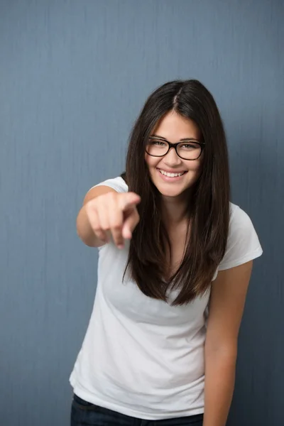 Amistosa chica vivaz apuntando a la cámara — Foto de Stock