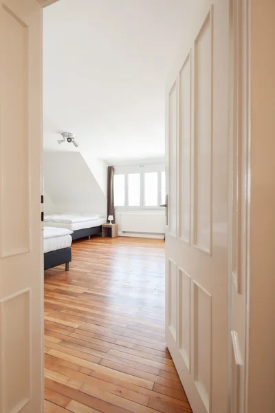 Bekijken via de achterdeur in loft slaapkamer — Stockfoto