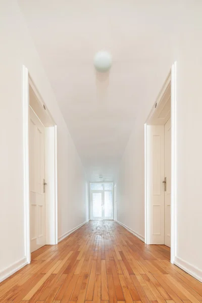 寄せ木細工の床の屋内の通路 — ストック写真