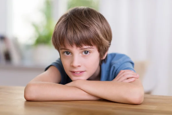 Giovane ragazzo guardando pensieroso la fotocamera — Foto Stock