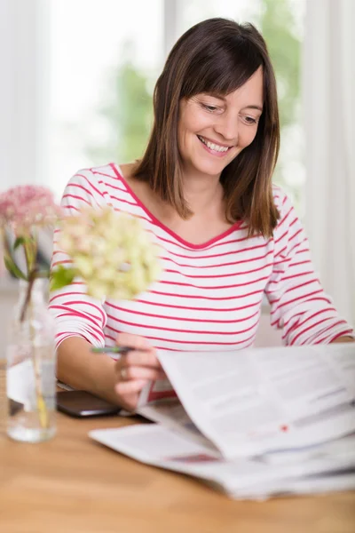Vrouw glimlachen als ze goed nieuws leest — Stockfoto