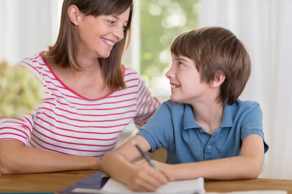 Kärleksfull pojke med sin mamma — Stockfoto