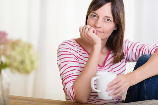 コーヒーのカップを保持している思いやりのある女性 — ストック写真