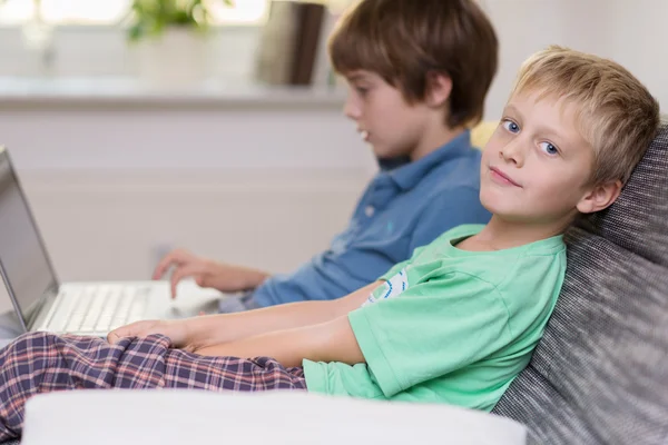 Two young brothers playing on a laptop computer — Stock Photo, Image