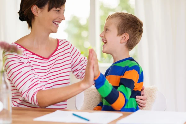 Мальчик смеется со своей матерью или учителем — стоковое фото