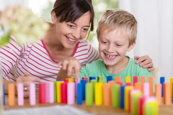 Jeune garçon jouant avec des blocs de construction colorés — Photo