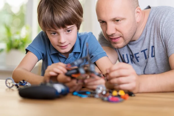 Родители и дети уроки. Родители поощряют детей деньгами. Родители школьников. Взрослый учит ребенка. Подростки деньги родители.