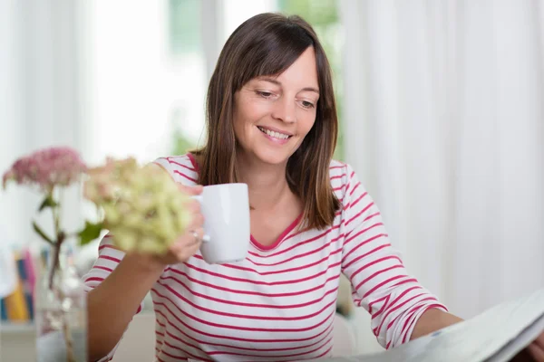 Mujer atractiva disfrutando de una taza de café — Foto de Stock