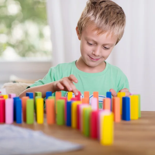 Kleiner Junge spielt mit farbigen — Stockfoto