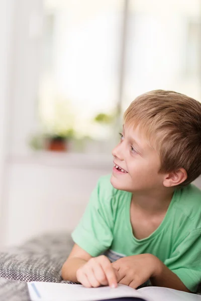 Glad ung pojke gör sin hemläxa — Stockfoto