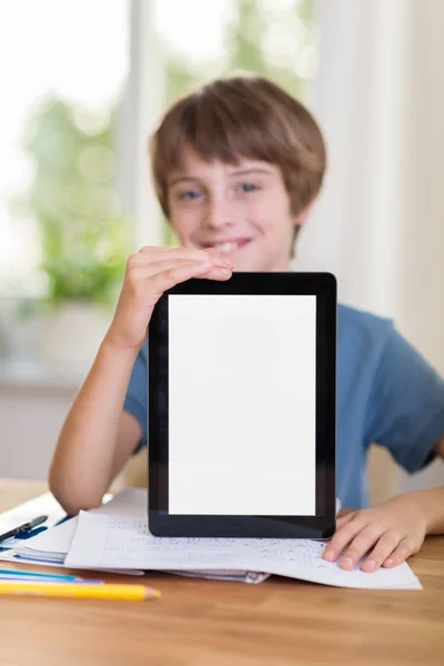 Feliz joven mostrando su tableta en blanco — Foto de Stock