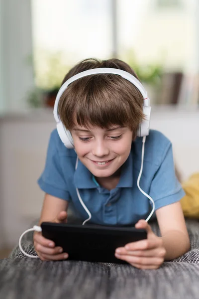 Pojke lyssna på musik eller en e-learning-klass — Stockfoto