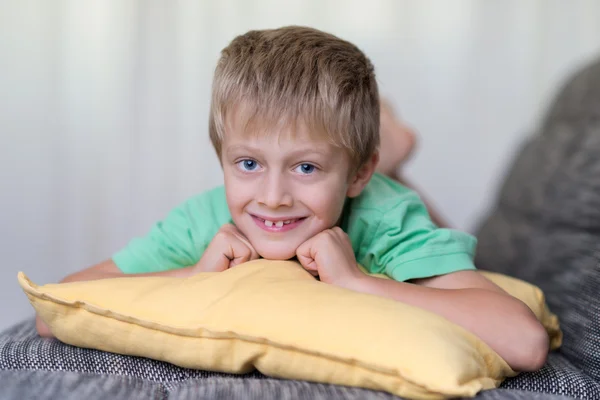 Roztomilý atraktivní malý chlapec s zubatý úsměv — Stock fotografie
