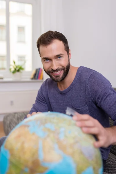 Heureux homme qui planifie des vacances d'été — Photo