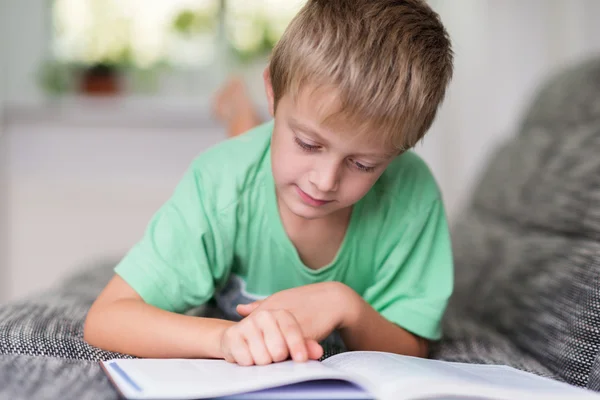 Kleiner Junge lernt zu Hause — Stockfoto