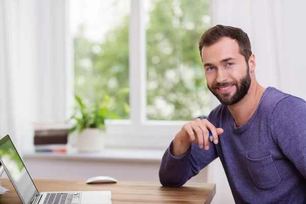 Hombre barbudo guapo en una oficina en casa — Foto de Stock