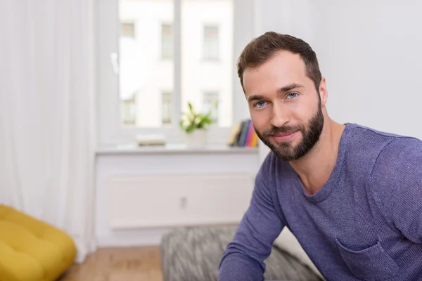 Aantrekkelijke bebaarde man met een vriendelijke glimlach — Stockfoto