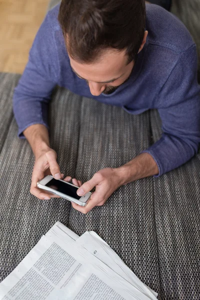 Homem enviando uma mensagem de texto em seu smartphone — Fotografia de Stock