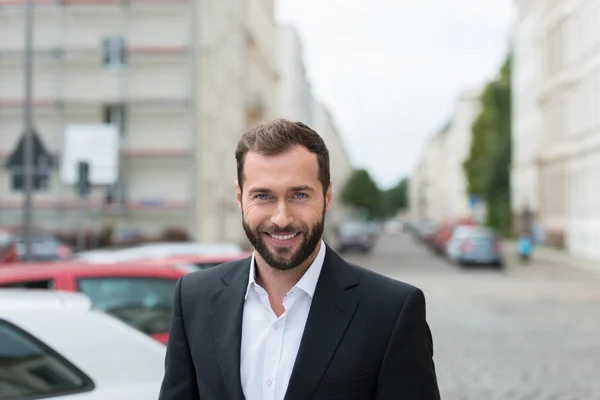 Sorridente bell'uomo del Medioevo al parcheggio — Foto Stock