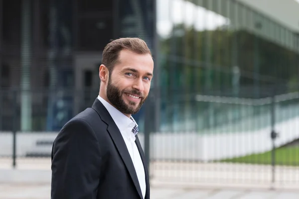 Bra ser mitten ålder Man utanför byggnaden — Stockfoto