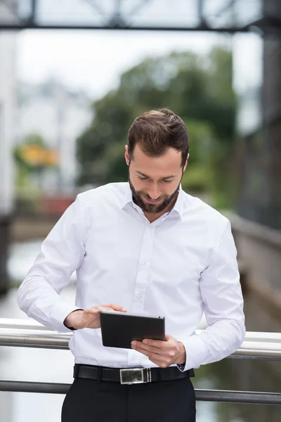 Biznesmen surfowanie po Internecie na swoim tablecie — Zdjęcie stockowe