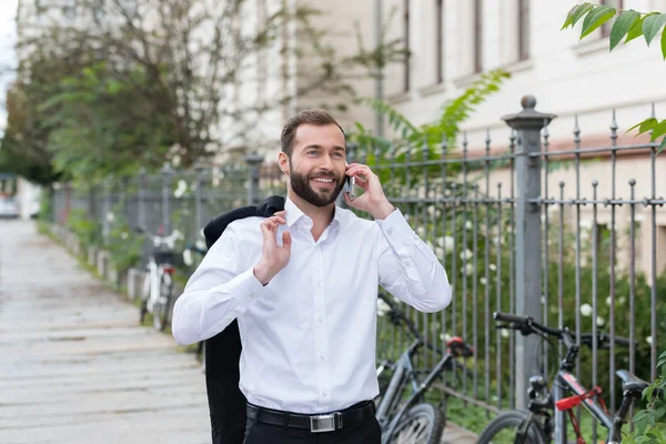 Hombre feliz caminando en una acera — Foto de Stock