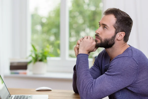 Tankeväckande affärsman stirrade i rymden — Stockfoto