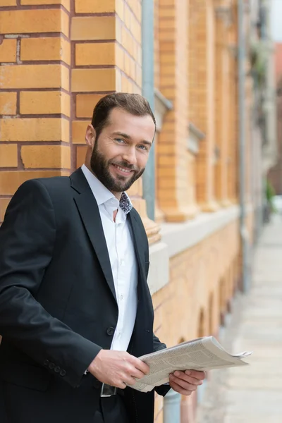 Selbstbewusster bärtiger Geschäftsmann mit Zeitung — Stockfoto