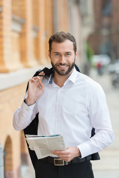 Zakenman nemen van een wandeling tijdens zijn lunchpauze — Stockfoto