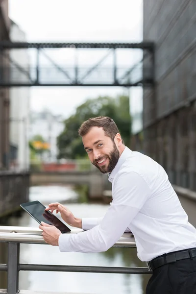 Zakenman buiten ontspannen met zijn tablet — Stockfoto