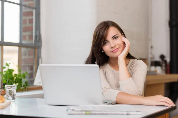 Prtetty woman looking thoughtfully at the camera — Stock Photo, Image