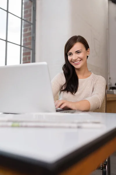 Χαμογελώντας ευτυχισμένη γυναίκα χρησιμοποιώντας ένα φορητό υπολογιστή — Φωτογραφία Αρχείου