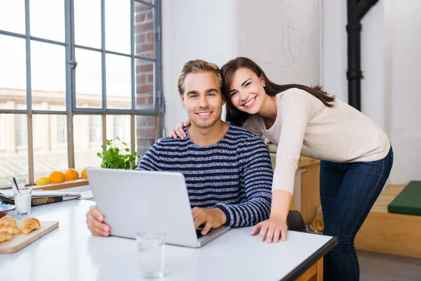 Attractive loving couple posing in the kitchen — Stock Photo, Image