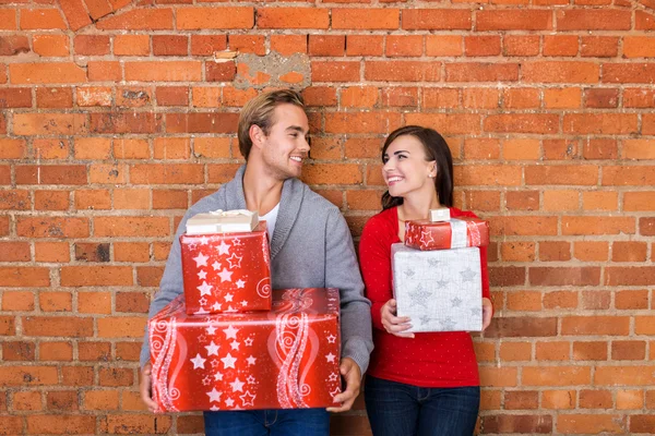 Feliz joven pareja celebración de regalos de Navidad —  Fotos de Stock