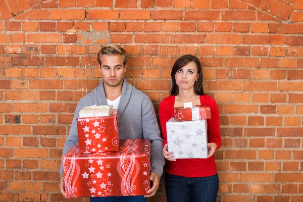 Frowning Lovers Holding Christmas Gifts — Stock Photo, Image