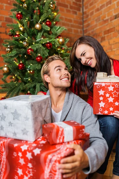 Jovem casal com presentes de Natal — Fotografia de Stock