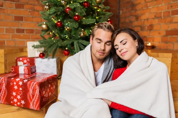 Par njuter av julafton hemma — Stockfoto