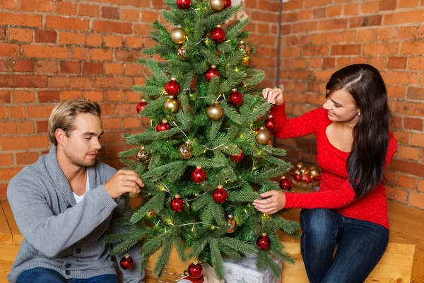 Pareja decorando árbol de Navidad — Foto de Stock