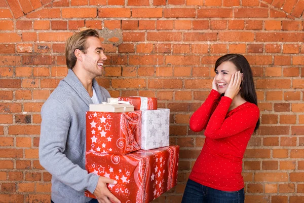 多くのプレゼントとカップルを笑ってください。 — ストック写真