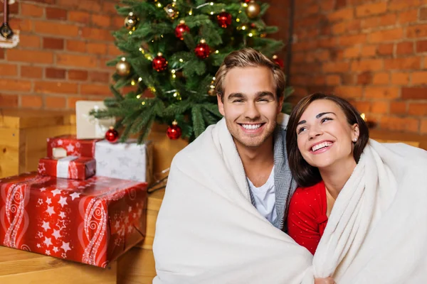 Casal rindo com cobertor — Fotografia de Stock