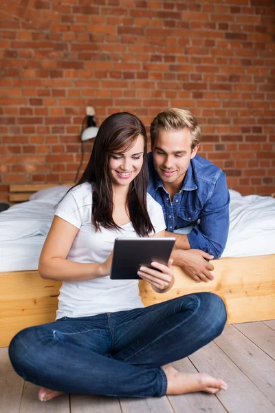 Par söker tillsammans på tablet-pc — Stockfoto